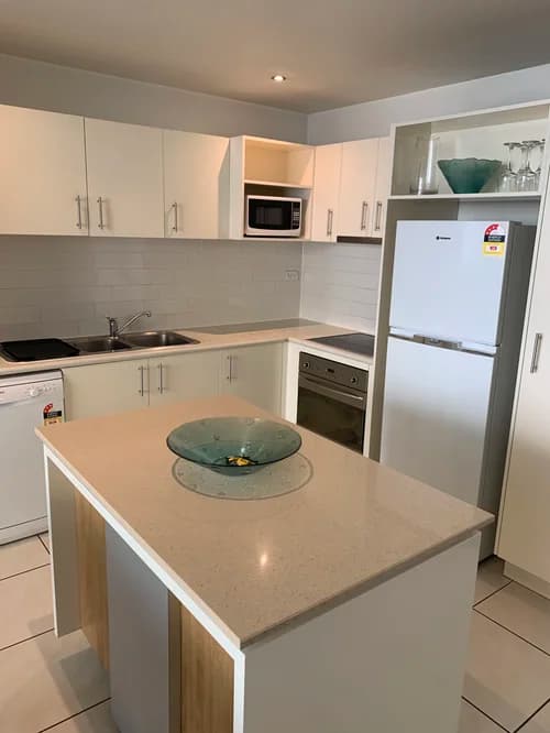 Detail kitchen clean Brisbane — bench, splashback, appliances and stovetop after bond clean